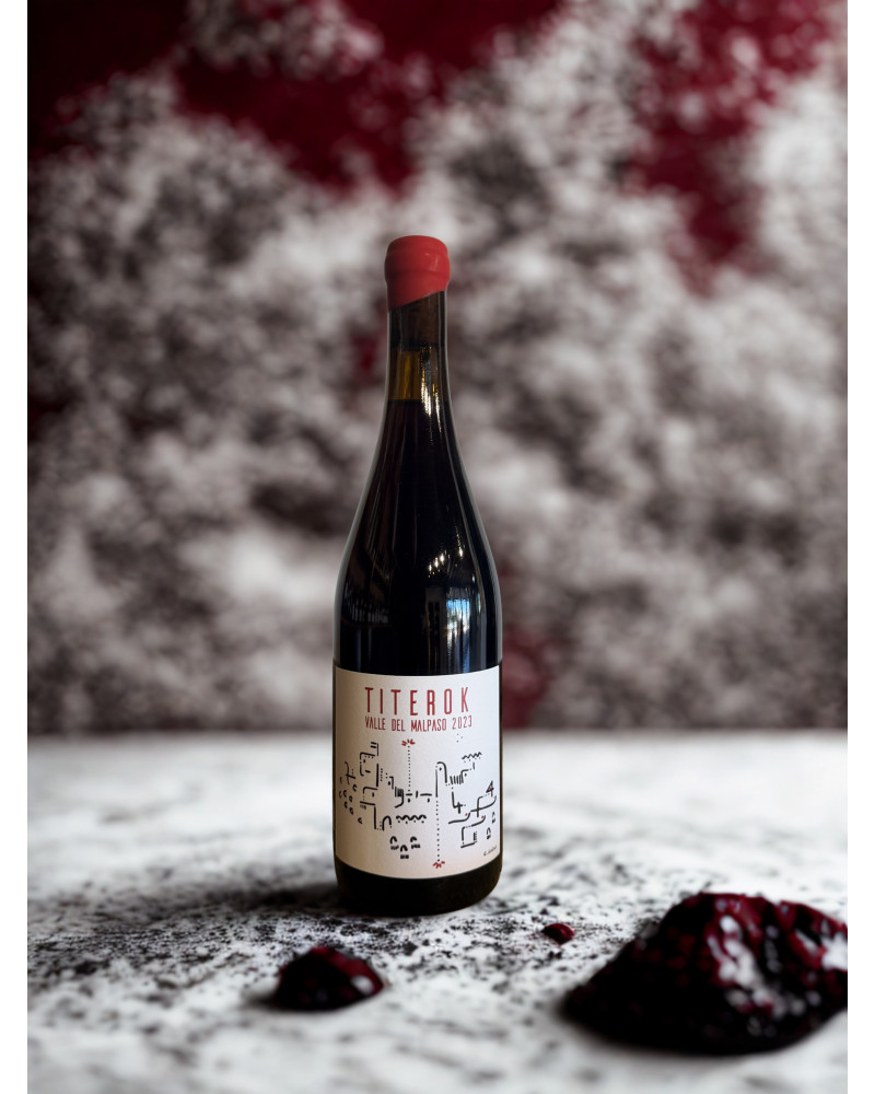 Botella de Titerok Valle del Malpaso 2023, vino tinto elaborado con Listán Negro en Lanzarote.