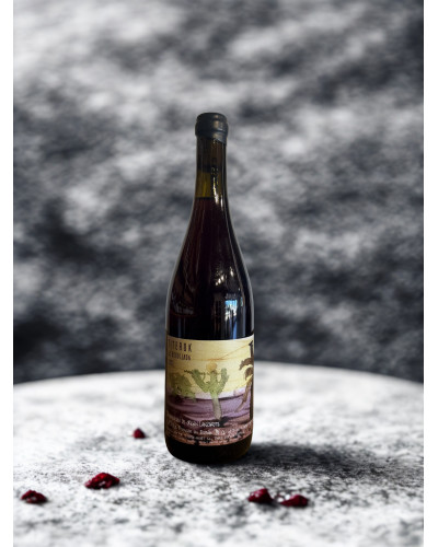Botella de Titerok La Degollada 2023, vino tinto de Lanzarote elaborado con Listán Negro.